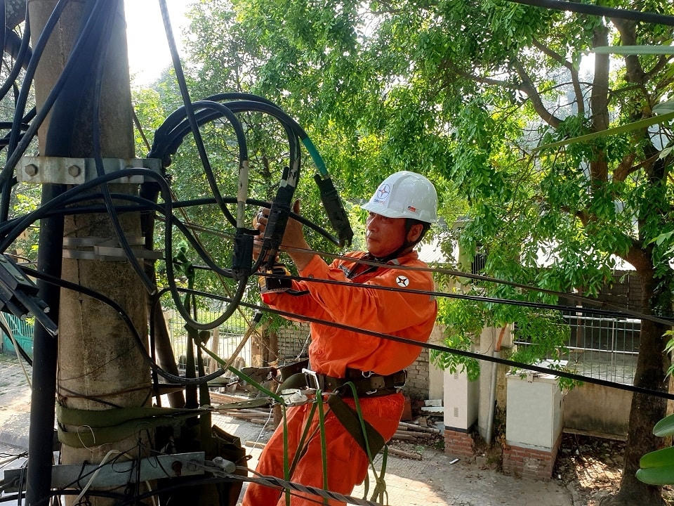 Công nhân Điện lực thành phố Thanh Hóa (PC Thanh Hóa) thực hiện thay dây dẫn đảm bảo mang tải góp phần nâng cao tính ổn định trong cấp điện cho khách hàng mùa nắng nóng 2023.