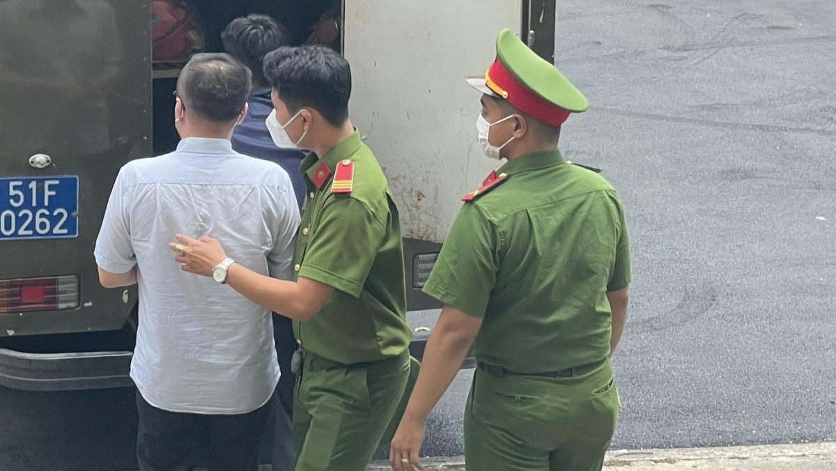 Bị cáo Tề Trí Dũng được áp giải về nơi giam giữ. Theo kế hoạch, ngày 19 và 20/9 tới, bị cáo này sẽ tiếp tục hầu tòa trong một vụ án khác.