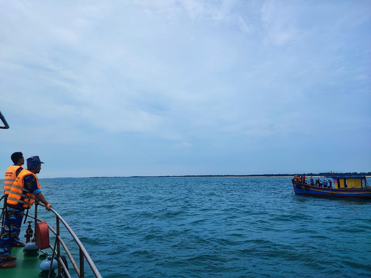 Lực lượng tổ chức tìm kiếm người gặp nạn.
