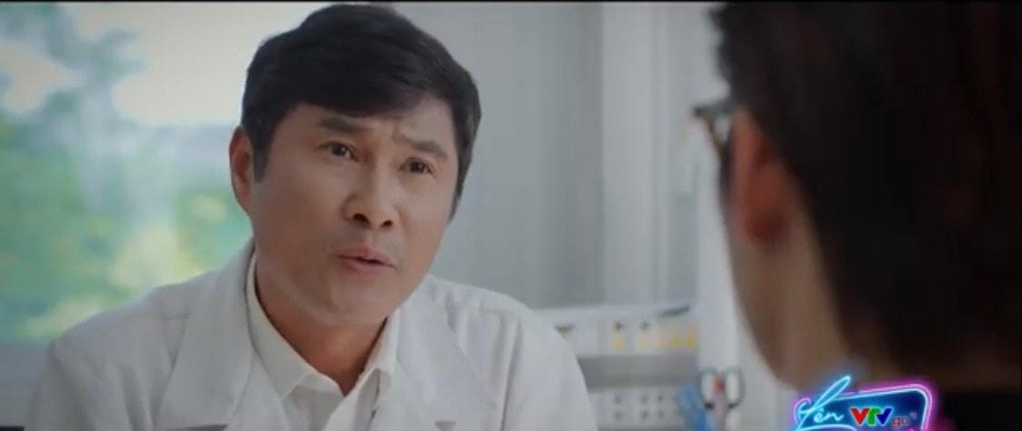 Bác sĩ cảnh báo Duy về sức khỏe của Chủ tịch Hoàng Long. Ảnh: CMH. 