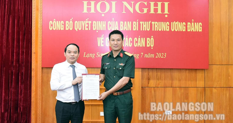 Ông Nguyễn Quốc Đoàn, Ủy viên Trung ương Đảng, Bí thư Tỉnh ủy Lạng Sơn trao quyết định cho Đại tá Trần Xuân Mạnh, Chỉ huy trưởng Bộ Chỉ huy Quân sự tỉnh Lạng Sơn. Ảnh: Báo Lạng Sơn.