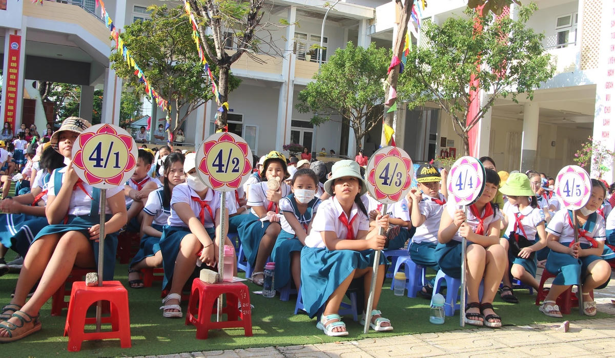 Học sinh Trường Tiểu học Võ Thị Sáu dự khai giảng.