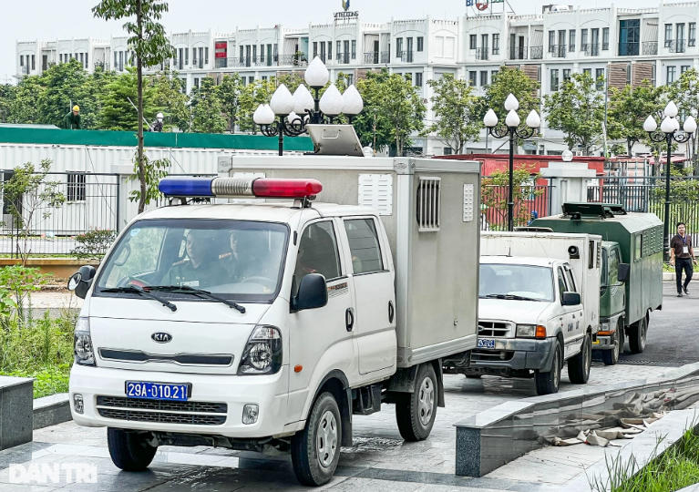 Đúng 13h40 ngày 28/7, 54 bị cáo trong vụ án "chuyến bay giải cứu" được cảnh sát dẫn giải tới Tòa án nhân dân TP Hà Nội. Ảnh: Dân Trí.