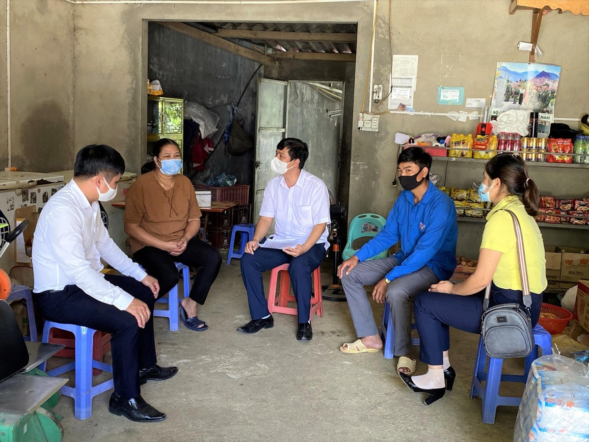 Cán bộ địa phương, người có uy tín huyện Tam Đường thăm hỏi, động viên người dân vượt qua khó khăn, phát triển kinh tế gia đình. Ảnh: Phương Ly.
