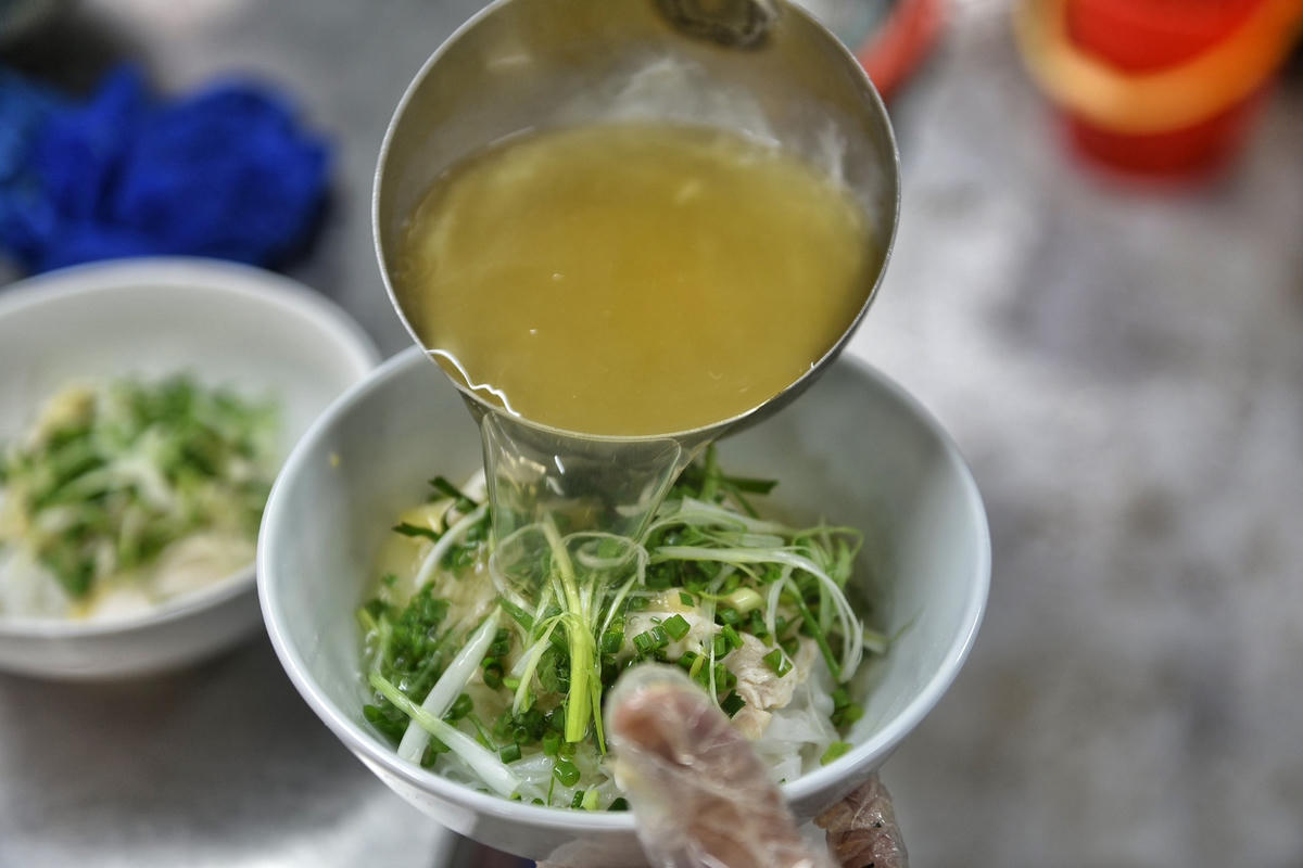 [ẢNH] Hà Nội: Xe khách 29 chỗ biến thành tiệm phở gà hút khách