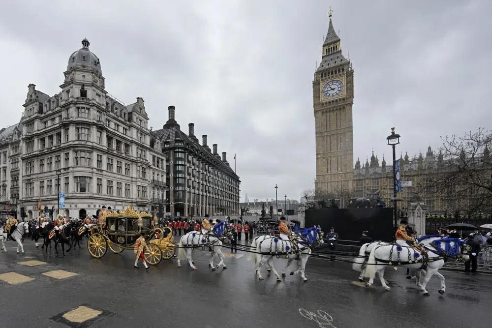Đoàn xe ngựa đến Tu viện Westminster. Ảnh: AP.