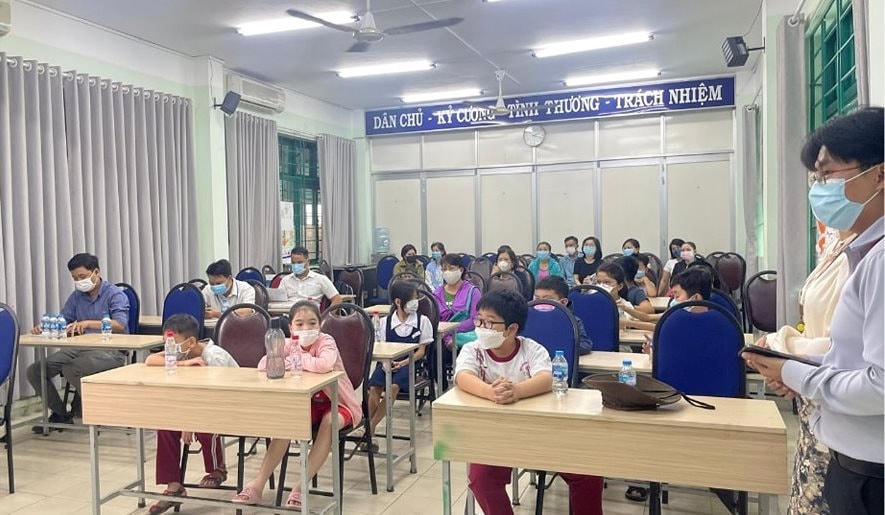 Trung tâm kiểm soát bệnh tật TPHCM hướng dẫn các trường và y tế địa phương giám sát sức khỏe học sinh nhằm phát hiện và xử lý kịp thời các chùm ca bệnh.