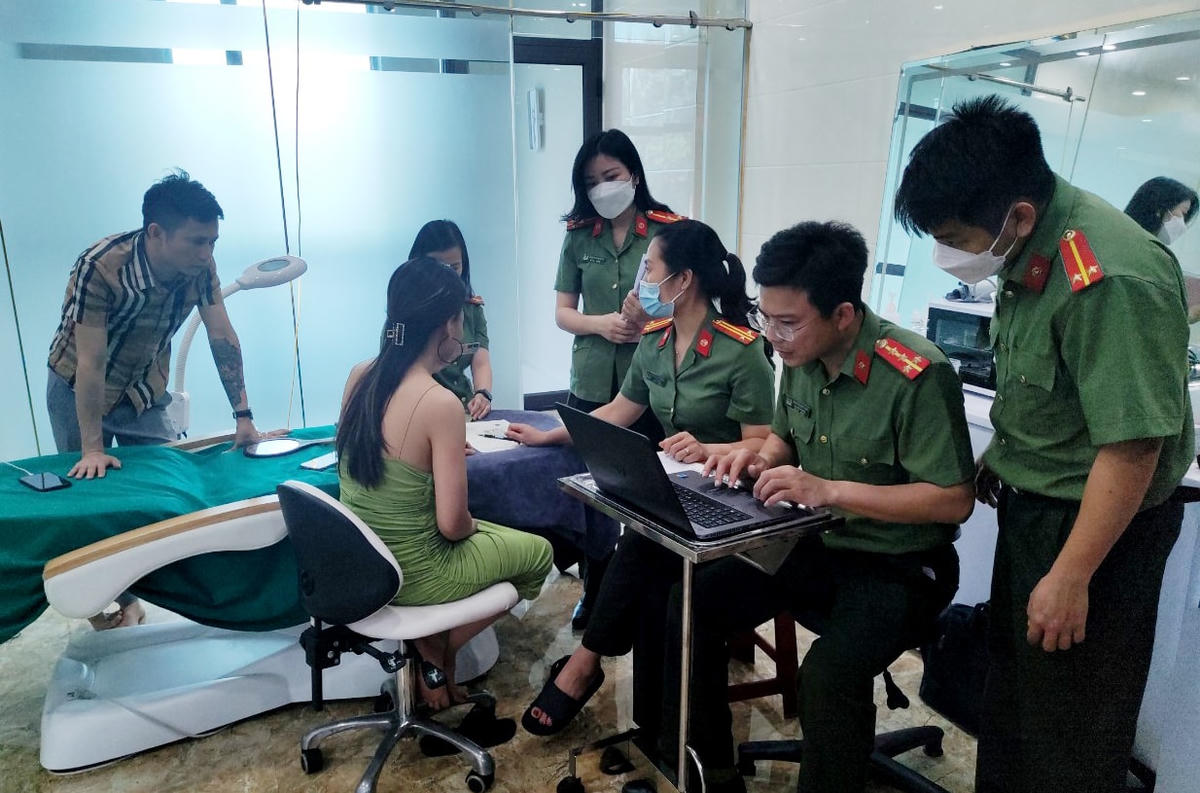 Phòng An ninh chính trị nội bộ Công an Hà Tĩnh tiến hành lập biên bản vi phạm của một cơ sở spa trên địa bàn Hà Tĩnh. 