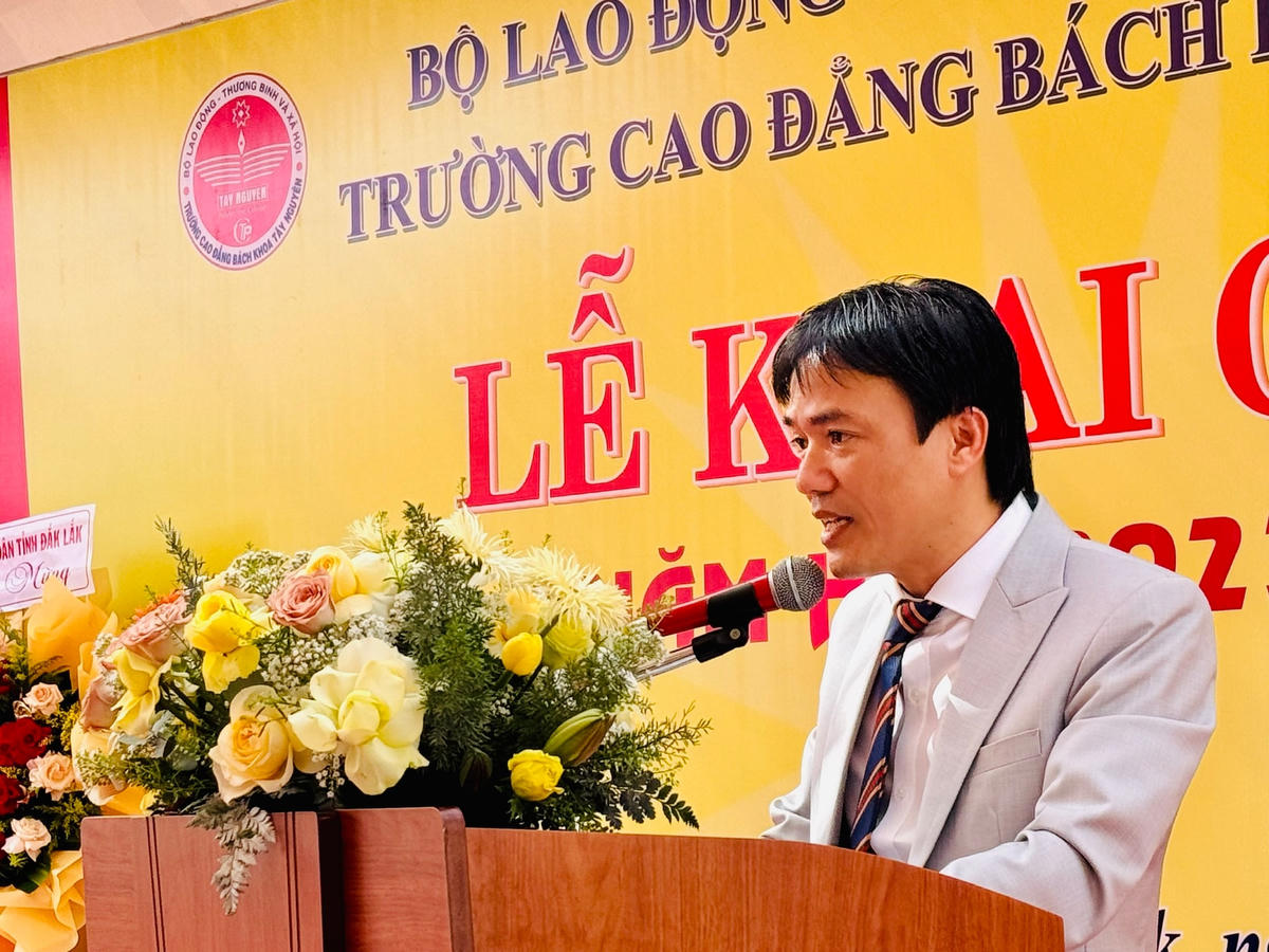 Hiệu trưởng Nhà trường phát biểu Khai giảng.