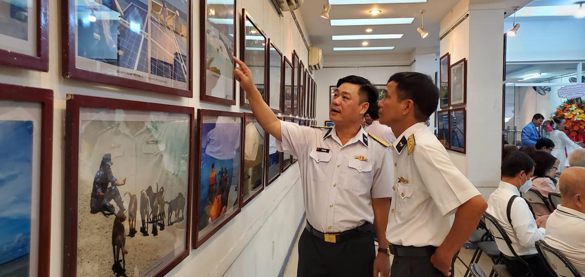 Triển lãm ảnh 'Trường Sa - Nhà Giàn' thu hút nhiều lượt khách thăm quan