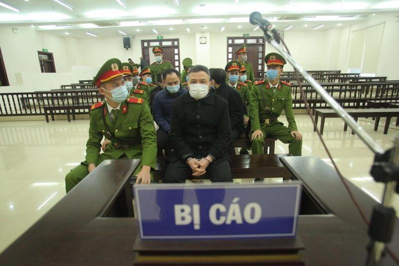 Lê Xuân Giang (hàng đầu) và các bị cáo tại phiên tòa sơ thẩm tháng 12/2020. Ảnh: H.V
