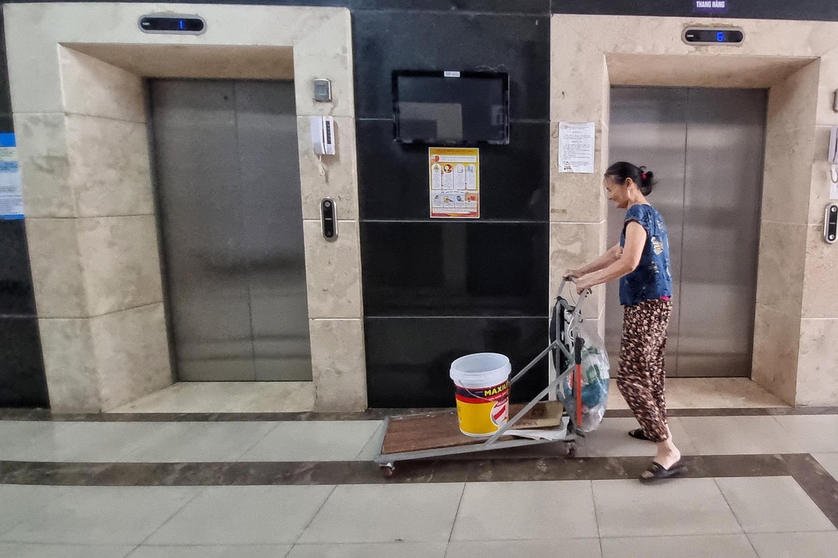 Khốn khổ vì thiếu nước sạch, người dân khu đô thị Thanh Hà mua xô chậu đựng nước