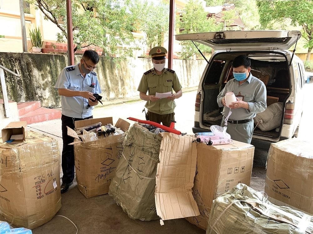 Lực lượng chức năng làm việc tại Trạm kiểm soát liên hợp Dốc Quýt kiểm tra số hàng hóa vi phạm.