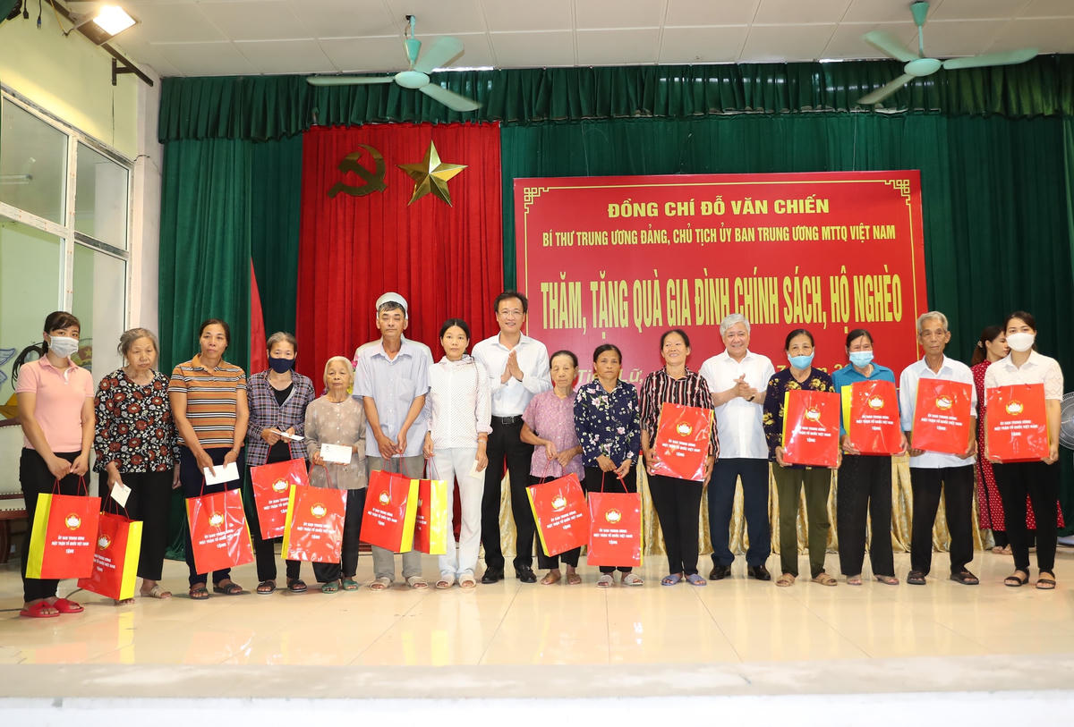 Chủ tịch Đỗ Văn Chiến trao quà cho hộ nghèo, gia đình chính sách có hoàn cảnh khó khăn trên địa bàn tỉnh Hưng Yên.