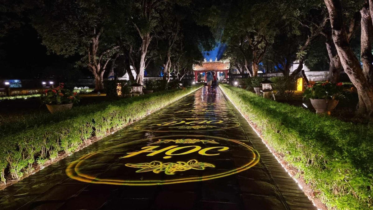 Con đường dẫn vào không gian trải nghiệm tour du lịch đêm. 