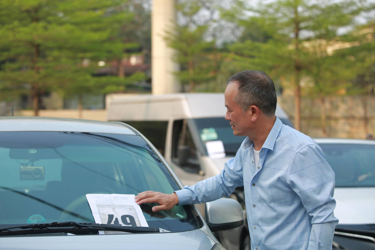 Anh Lê Văn Mạnh (Yên Hòa, Cầu Giấy, Hà Nội) cho hay: “Lúc sáng tôi đã đến đây kiểm tra rồi nhưng không may xe dính lỗi kính nứt trước nên tôi đã cho xe về thay sửa. Chiều nay ra sớm để làm về sớm, nhưng chờ đợi đã hơn 4 tiếng đồng hồ vẫn chưa đến lượt xe mình vào kiểm tra. Chưa bao giờ tôi đi đăng kiểm phải chờ lâu như thế này, rất mất công mất việc".