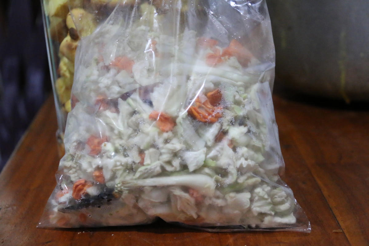 Người dân chuẩn bị các nguyên liệu để làm dưa món.