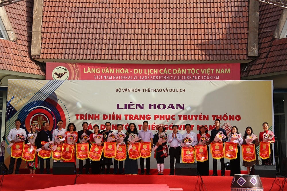 Ban Tổ chức trao hoa và cờ lưu niệm cho các nghệ nhân.