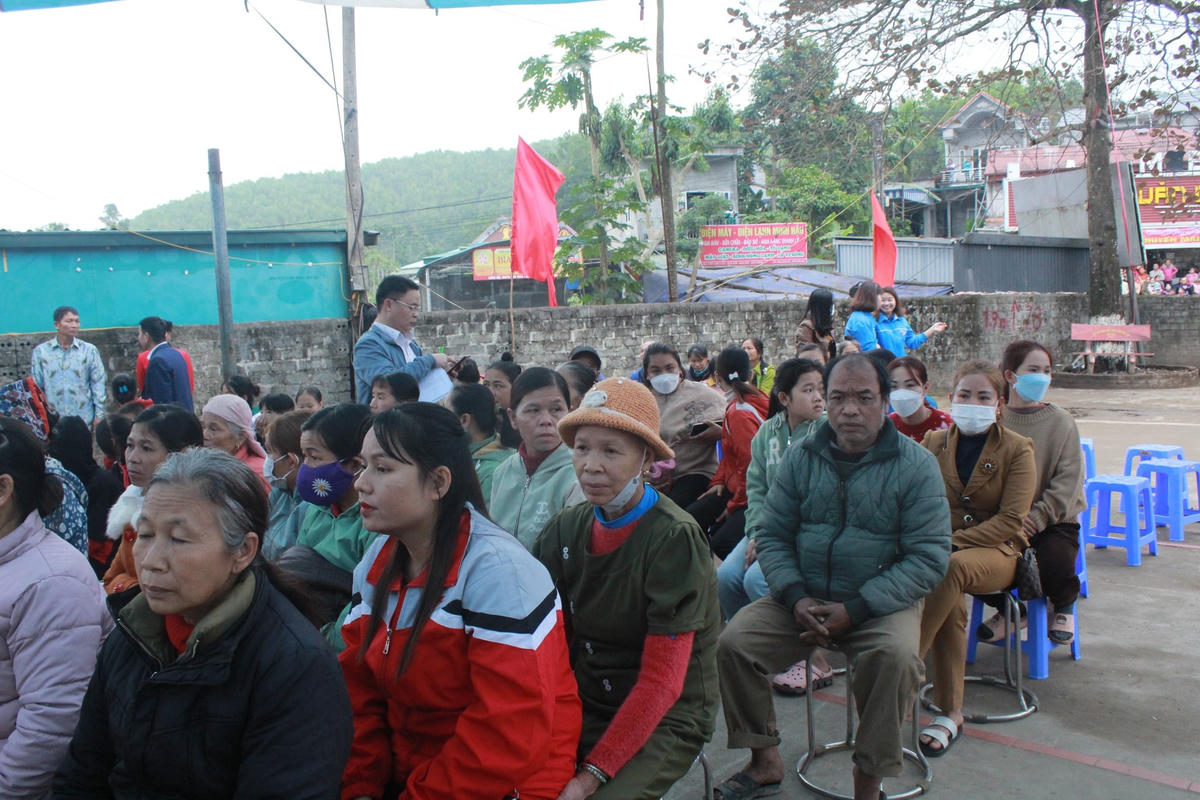 Trưởng Ban Tổ chức Trung ương Trương Thị Mai thăm, tặng quà tết tại Hòa Bình
