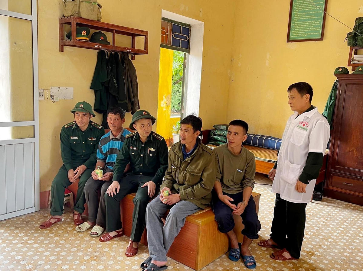 3 thuyền viên may mắn được cứu sống khi xảy ra va chạm giữa tàu vận tải và tàu cá.