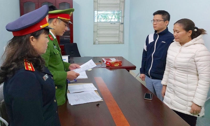 Giám đốc Trung tâm đăng kiểm xe cơ giới 36-08D nghe lệnh khởi tố bị can, bắt tạm giam.
