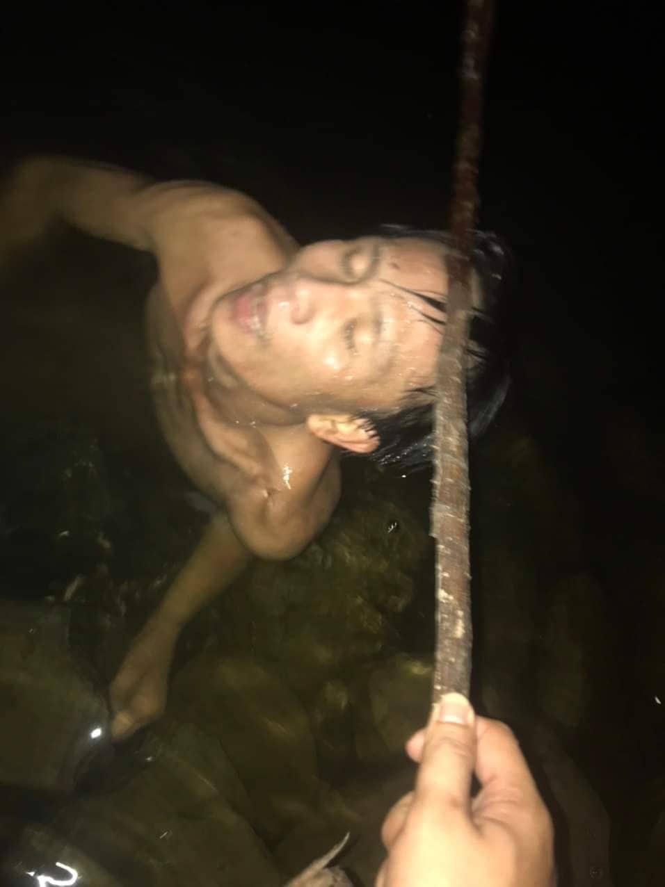 Sau khi bị phát hiện, Thông đã nhảy xuống sông nhằm tẩu thoát nhưng bất thành (Ảnh: CA phường Đông Lễ).