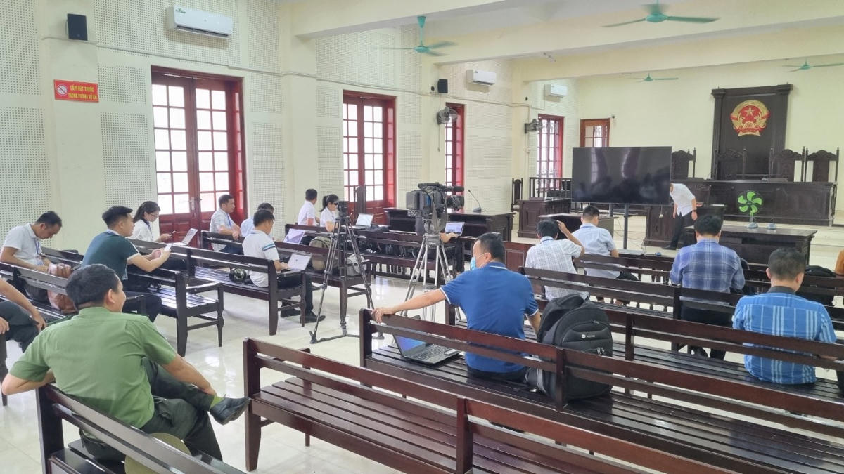 Phiên xử thu hút đông đảo sự tham gia của các cơ quan thông tấn, báo chí của Trung ương và địa phương.