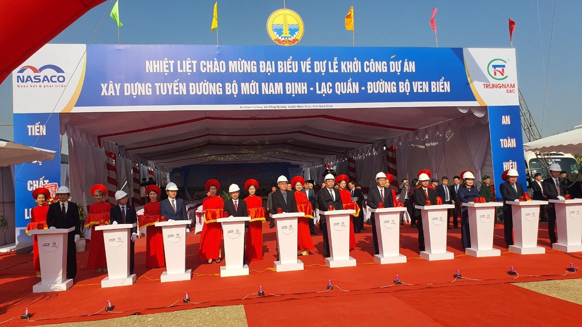 Lãnh đạo Ban Tổ chức Trung ương, tỉnh Nam Định, các địa phương liên quan dự án thực hiện nghi thức khởi công.