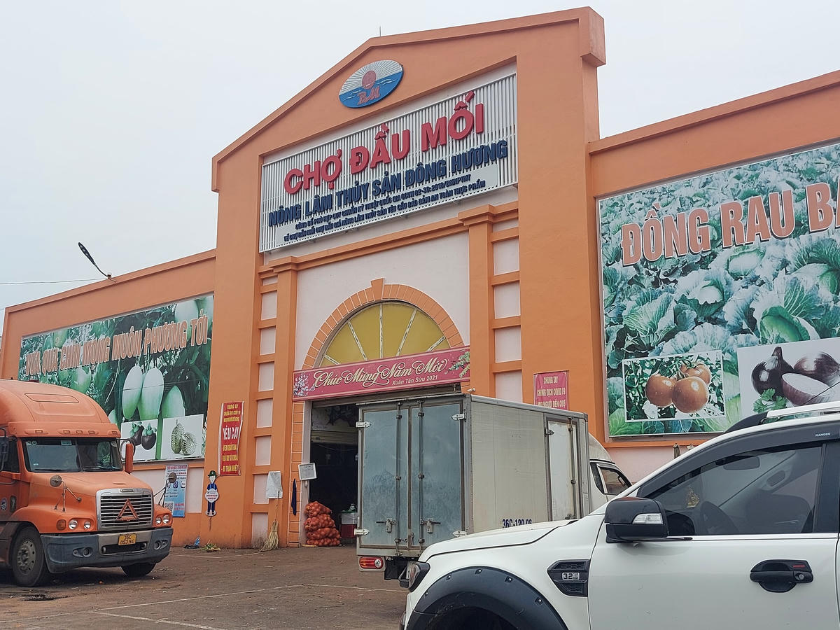 Chợ đầu mối Đông Hương, nơi xảy ra vụ án mạng.