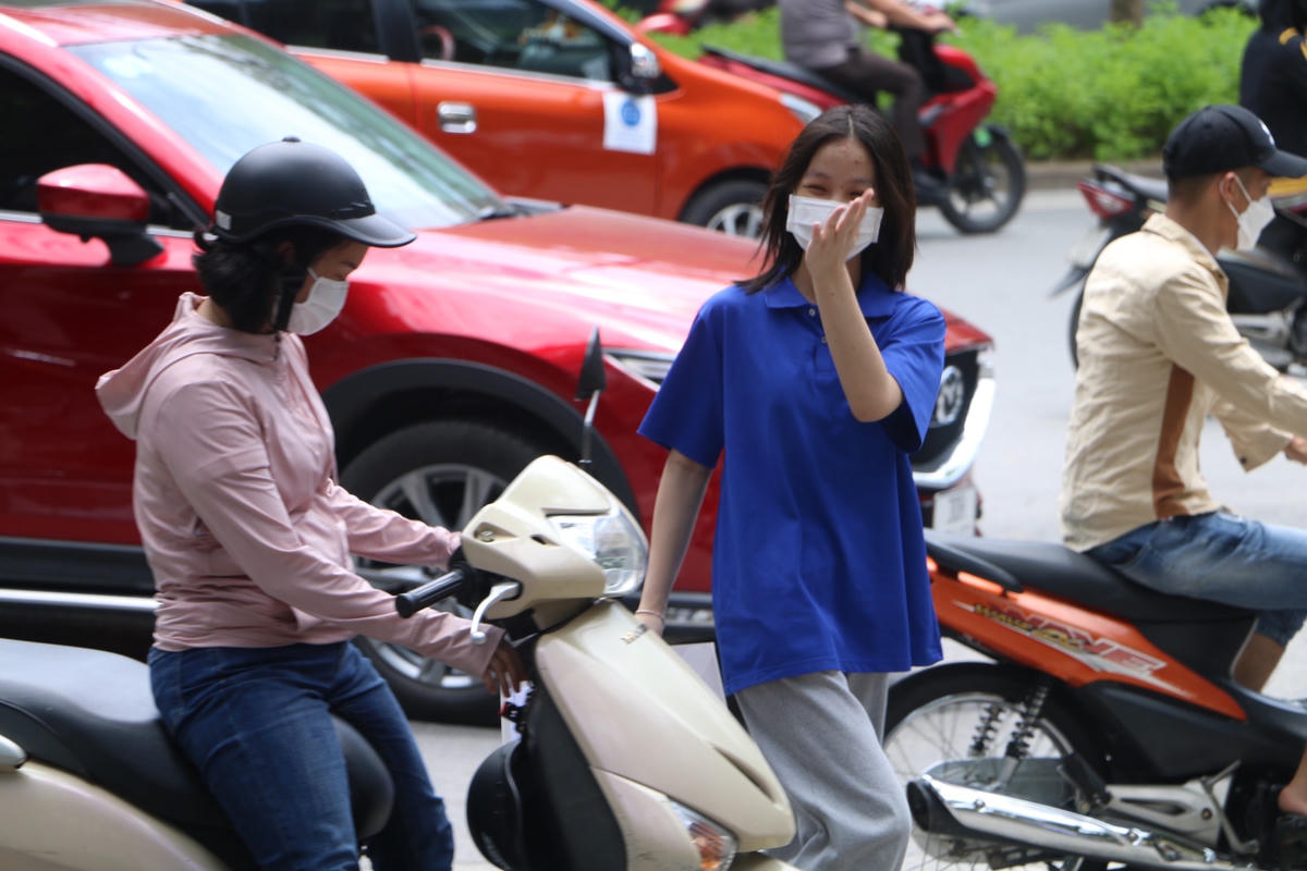 Theo đánh giá chung của các thí sinh, đề thi Ngoại ngữ vừa sức, nằm trong nội dung đã được thầy cô ôn tập, tuy nhiên vẫn có độ phân hóa học sinh khá-giỏi.