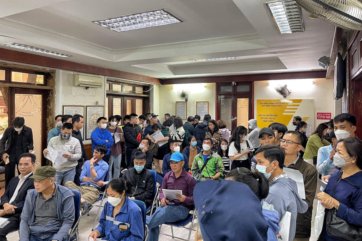 "Nguyên nhân dẫn đến việc có đông người đến xin cấp lý lịch tư pháp là do nhu cầu đi học, đi làm, đi du học, xuất khẩu lao động,... thời gian gần đây tăng cao. Để kịp thời giải quyết nhu cầu của người dân, Sở Tư pháp phải huy động các cán bộ làm thêm giờ, thậm chí phải huy động cán bộ cấp phòng, Đoàn thanh niên đến để hỗ trợ", ông Minh cho hay.