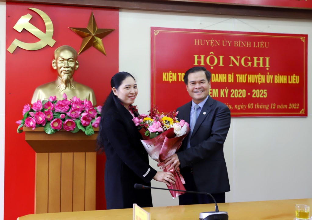 Phó Chủ tịch UBND tỉnh Quảng Ninh Bùi Văn Khắng tặng hoa chúc mừng tân Bí thư Huyện ủy Bình Liêu Nguyễn Thị Tuyết Hạnh. Ảnh: QMG