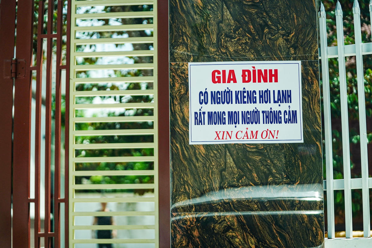 Một ngôi nhà ở thôn Trung Khánh treo biển nhắc nhở khách đến chơi – dấu hiệu lặng lẽ về sự hiện diện của bệnh tật trong cộng đồng