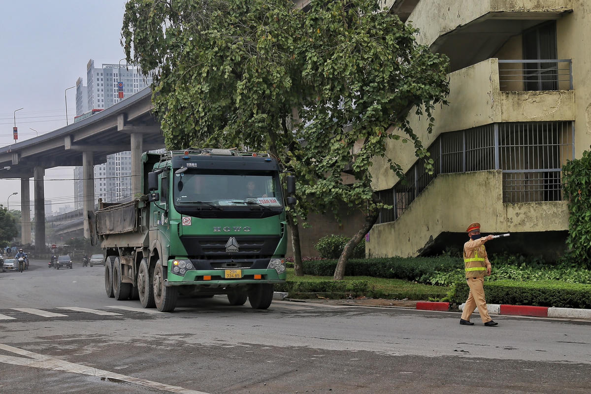 Theo chân Đội CSGT số 6, PV Báo Đại Đoàn Kết đã có mặt tại khu vực đường Tân Xuân, quận Bắc Từ Liêm để ghi nhận lực lượng chức năng xử lý vi phạm liên quan đến quá tải, cơi nới thành thùng.