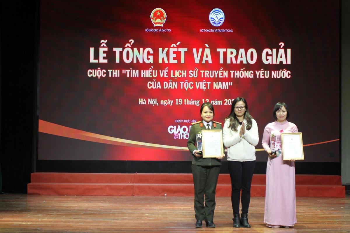 Trao giải cuộc thi Tìm hiểu về lịch sử truyền thống yêu nước của dân tộc Việt Nam