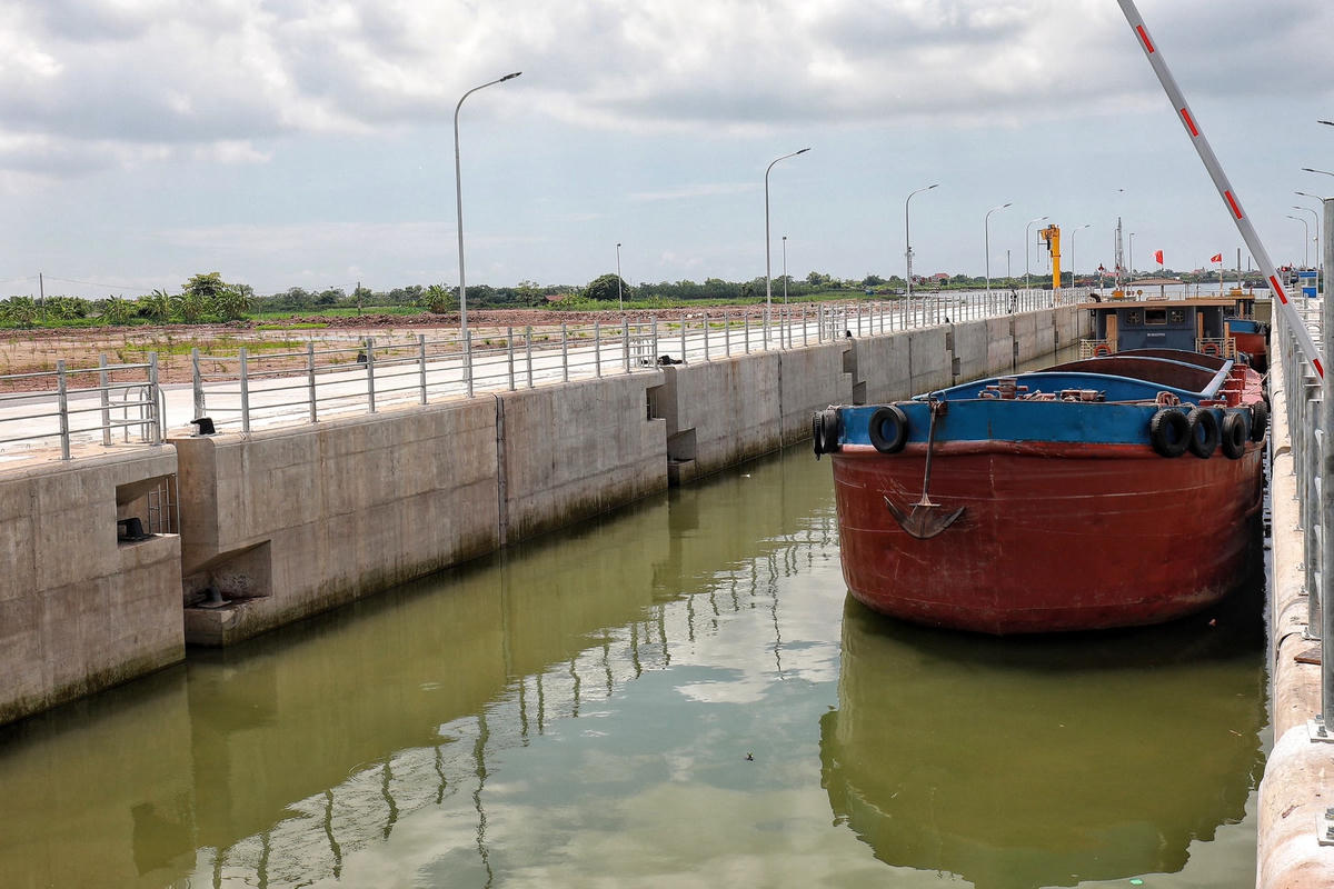 Ngay sau khi được vận hành khai thác, cửa âu phía sông Ninh Cơ mở ra, đón tàu NĐ-4002, tiếp theo là tàu NĐ-3334 sang sông Đáy. Hai tàu này neo trong âu, chờ cửa âu phía sông Ninh Cơ đóng lại, sau đó cửa âu phía sông Đáy mở ra, cân bằng mực nước bên ngoài và bên trong âu, tàu tiếp tục di chuyển ra khỏi âu ra phía sông Đáy.