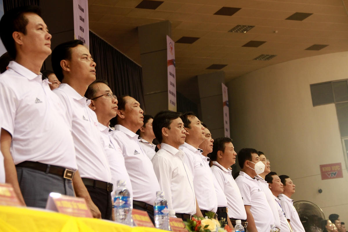 Đại biểu tham dự lễ khai mạc cử hành nghi thức chào cờ.