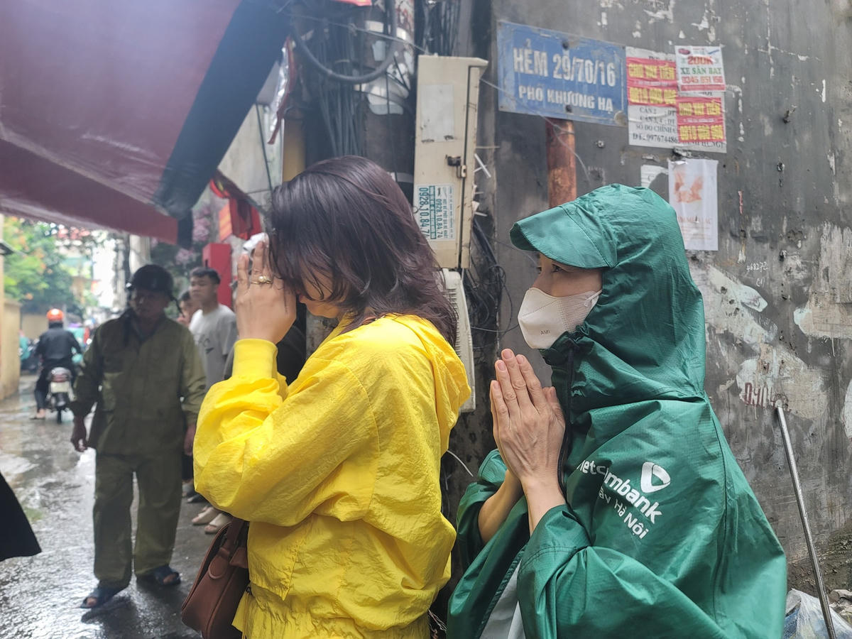 Mọi người chắp tay cầu nguyện cho vong linh nạn nhân vụ hoả hoạn siêu thoát.