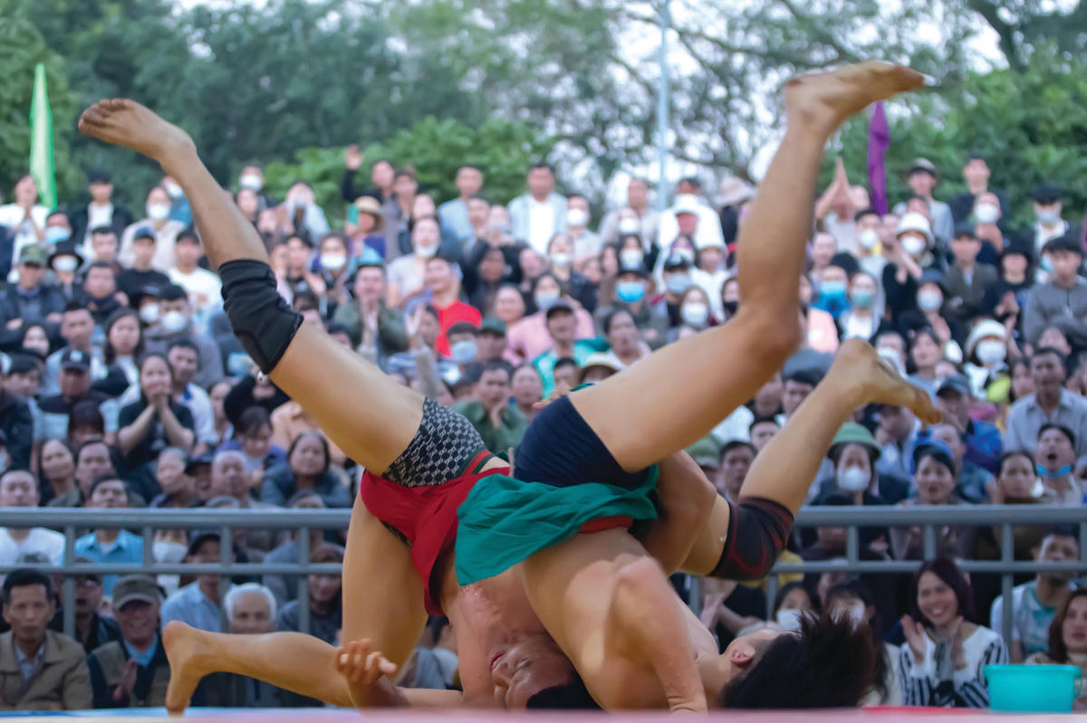 Đô vật Thiện Tòng (Vĩnh Phúc) người mang khố đỏ bên trái ảnh đã đánh ngã ngửa đô Tạ Văn Hùng (Ninh Bình) giành chiến thắng chung kết hạng cân 67 kg.  