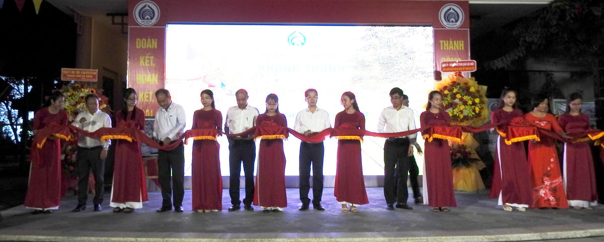 Bí thư thành ủy Nguyễn Văn Quảng cùng lãnh đạo các cấp của Đà Nẵng cắt băng khánh thành Công viên Nam Dương ở KDC Định Thọ. Ảnh: Thanh Tùng.