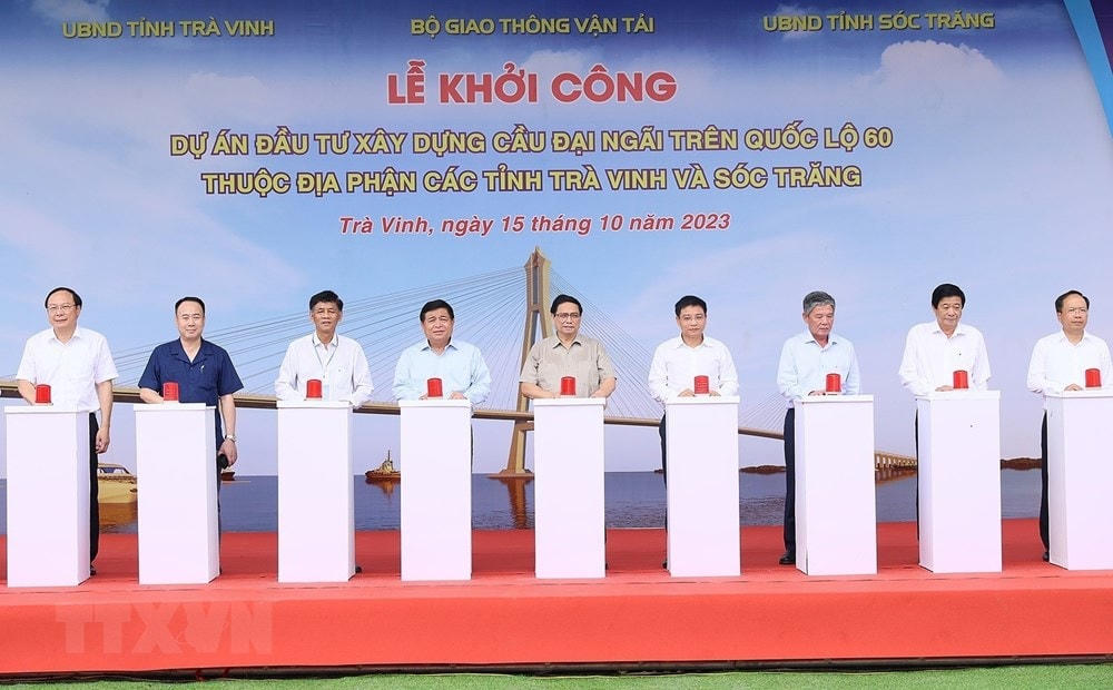 Thủ tướng Phạm Minh Chính và các đại biểu thực hiện nghi thức khởi công Dự án Đầu tư Xây dựng Cầu Đại Ngãi trên Quốc lộ 60. (Ảnh: Dương Giang/TTXVN).