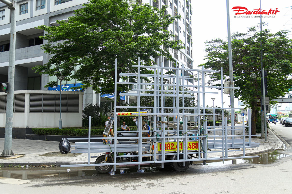 Không khó để bắt gặp những xe ba gác chở vật liệu cồng kềnh trên đường phố Hà Nội.