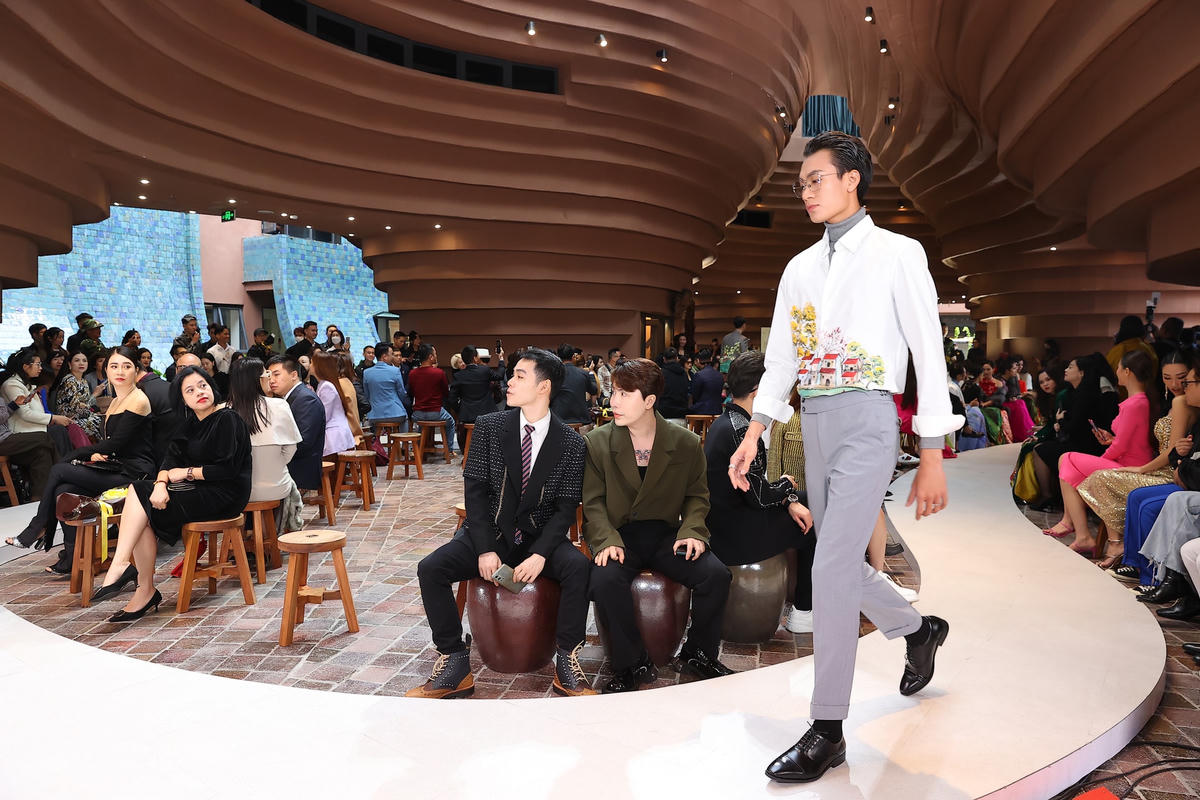 Hạ Vy, Andrea Aybar sải bước ấn tượng với thiết kế menswear