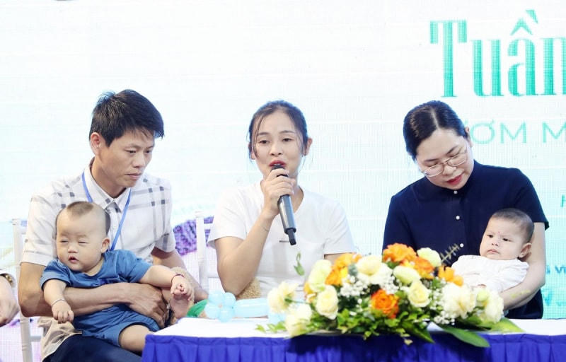 Anh Nguyễn Văn Yên (trái) hạnh phúc khi được làm cha.   