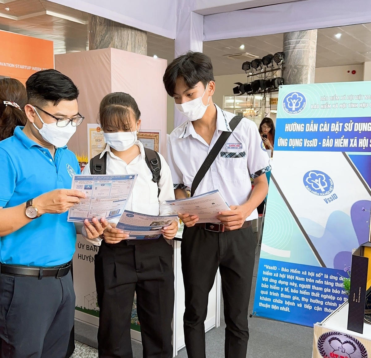 Cán bộ BHXH tỉnh hướng dẫn người dân cài đặt VssID