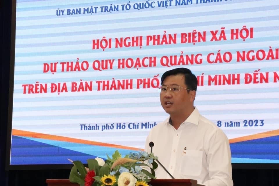 Các đại biểu phát biểu ý kiến đóng góp phản biện về dự thảo quy hoạch Quảng cáo ngoài trời trên địa bàn Thành phố đến năm 2030.  