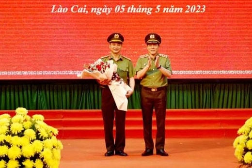 Thượng tướng Lương Tam Quang trao quyết định điều động Đại tá Lưu Hồng Quảng. Ảnh: Công an Lào Cai.  