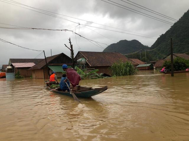 Người dân Khánh Hòa bị ngập lụt trong mưa lũ cuối năm 2022.