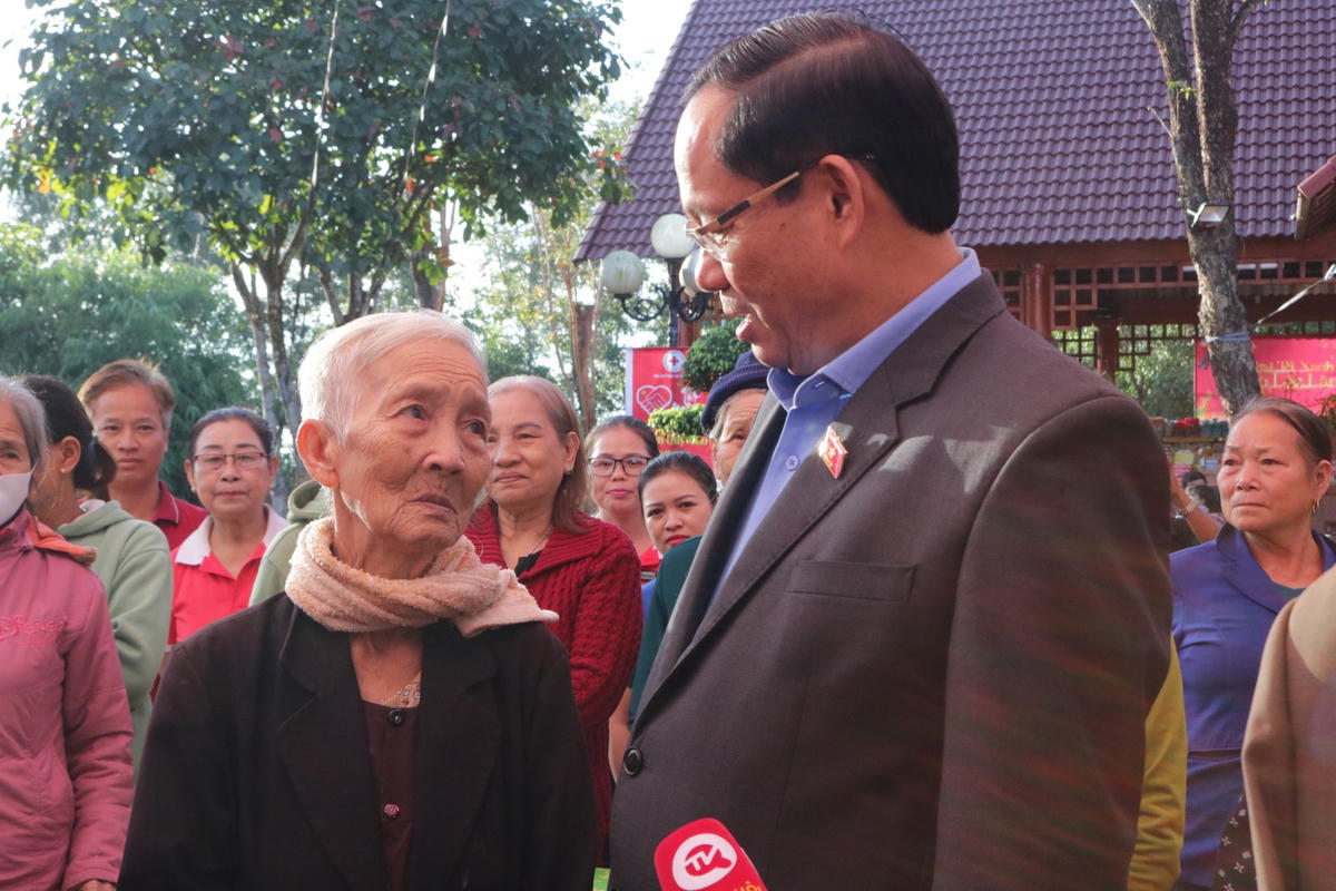 Ủy viên Trung ương Đảng, Phó Chủ tịch Quốc hội Trần Quang Phương thăm hỏi đồng bào tỉnh Bình Phước.