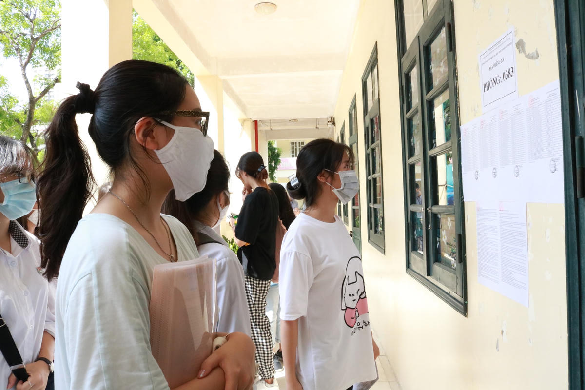 Thí sinh tra cứu thông tin dự thi tốt nghiệp THPT.